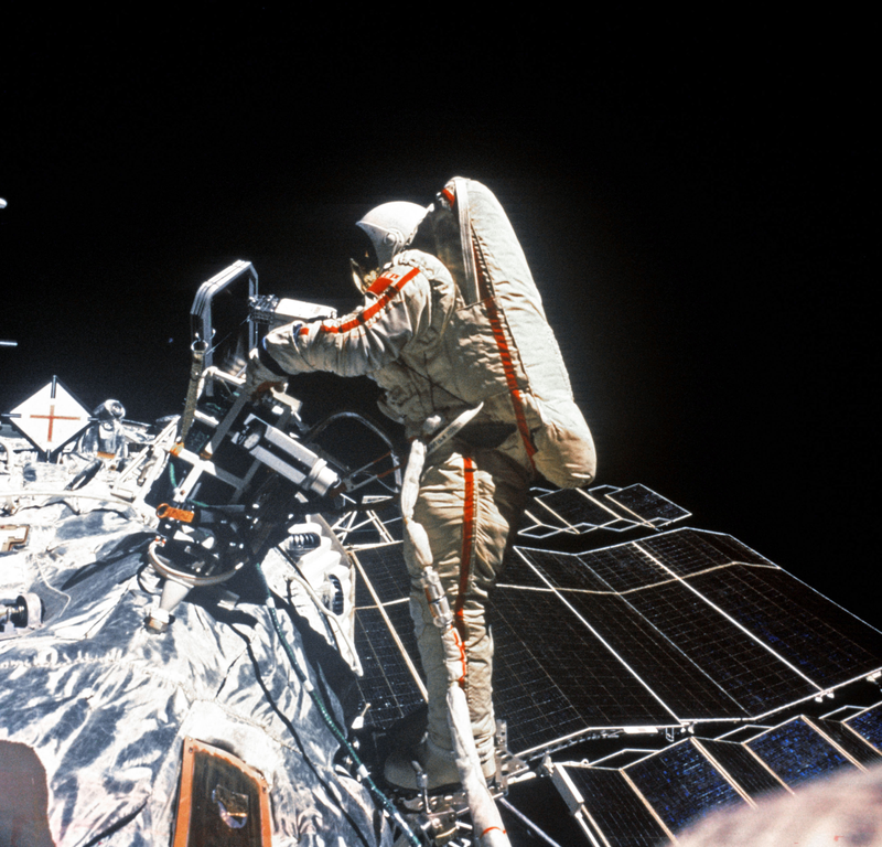 Illustration for article titled Svetlana Savitskaya Became The First Woman To Walk In Space In 1984